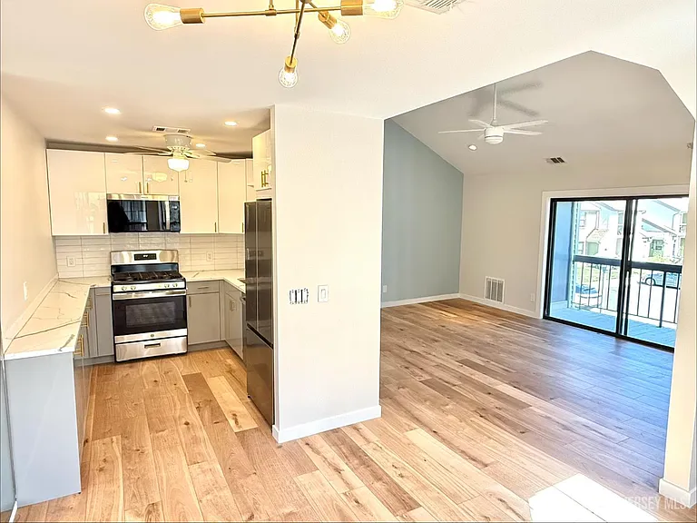 1511 Pebble Pl — Photo 23