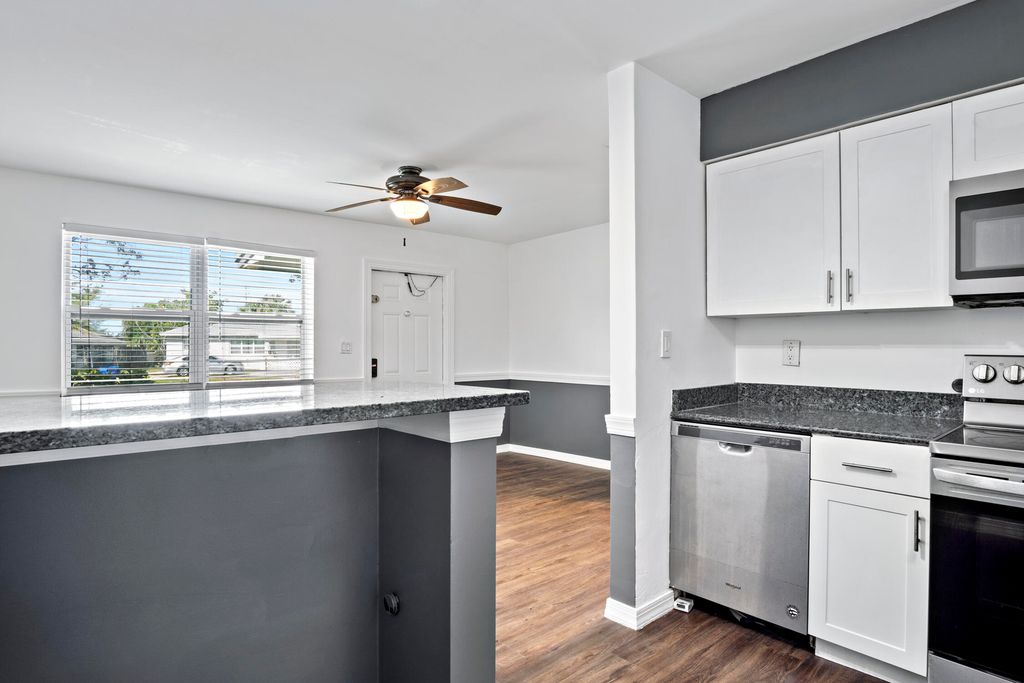 101 NE 35th St #B, photo 9