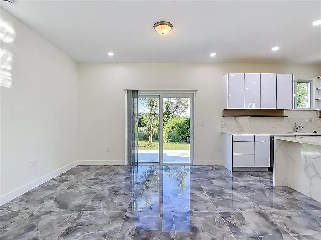 5 bed, 3.0 bath, 2467 sqft, $2,450 — Photo 4
