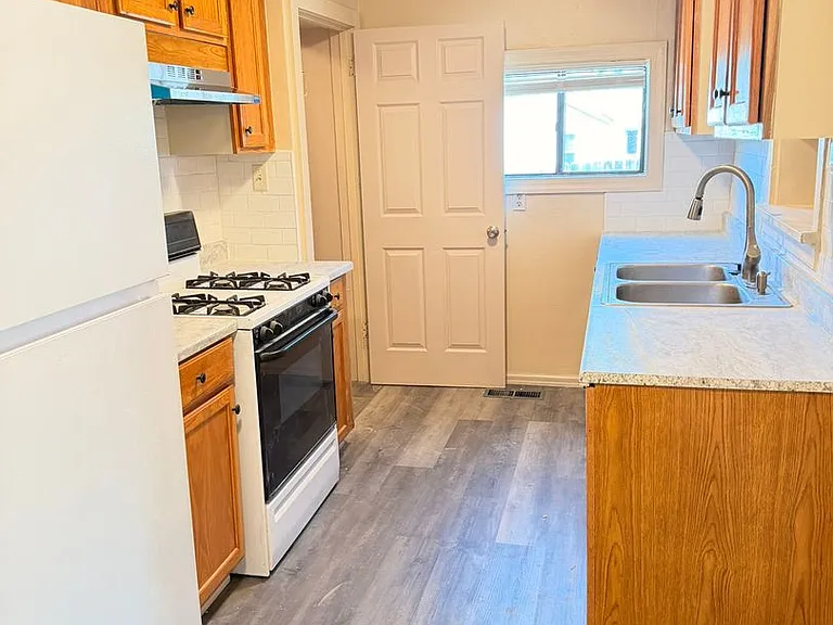 1302 Bunting Ave — Photo 9