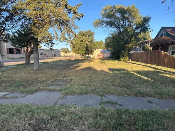 901 Oak Ave, Dalhart, TX 79022