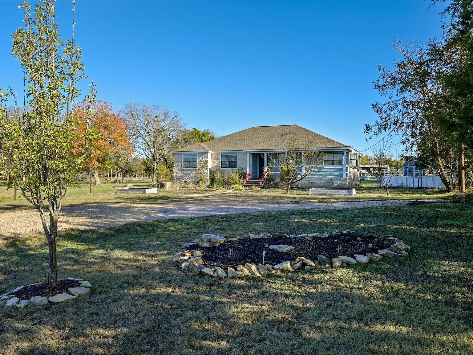 3 bed, 2.0 bath, 1664 sqft, $2,950 — Photo 2