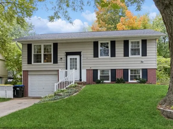 8 Regal Ln, Iowa City, IA 52240