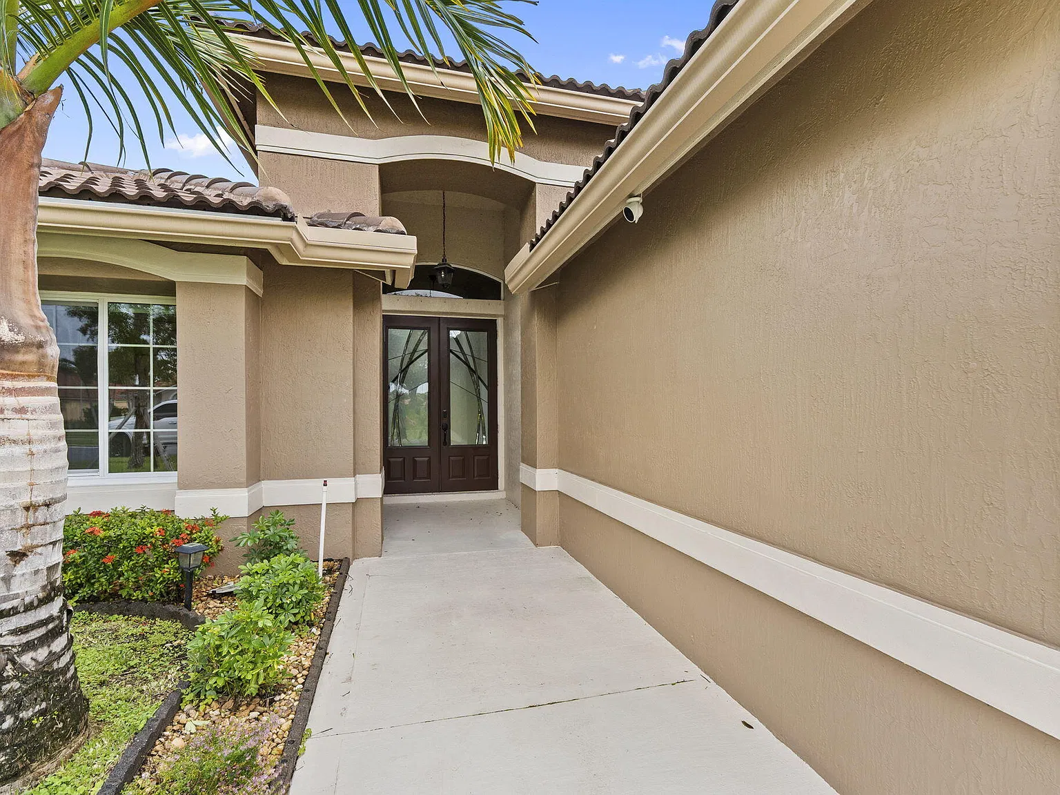 3 bed, 2.0 bath, 1799 sqft, $3,600 — Photo 4