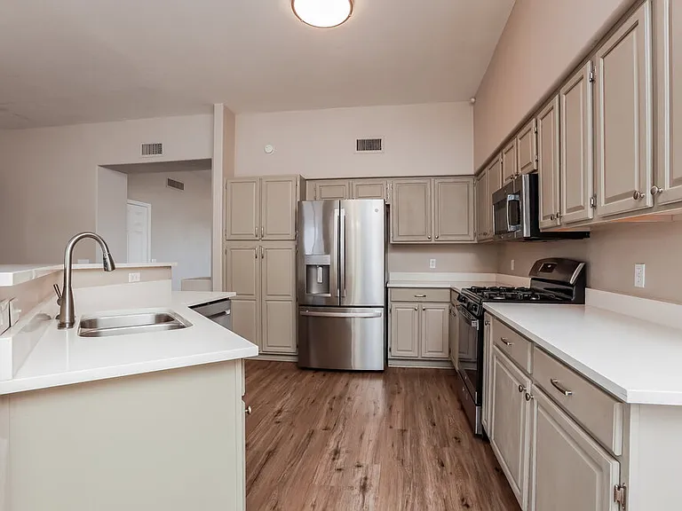1534 W Churchill Pl — Photo 7
