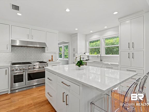 5th image of 637 Chelsea Dr E