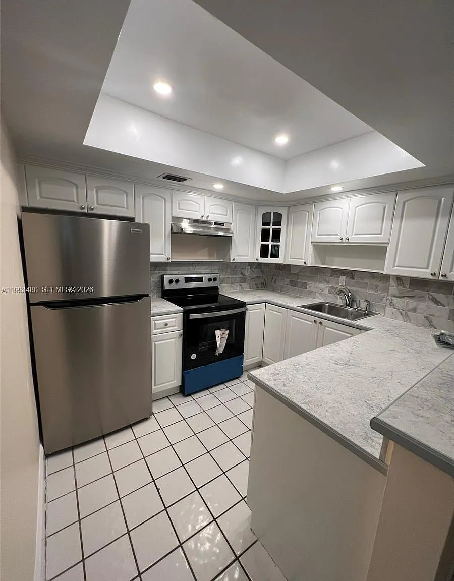 Colonies Condo — Photo 2