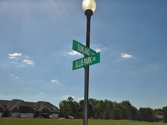 4th image of 827 Ellis Park Dr
