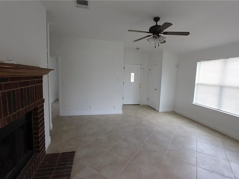 215 Jennifer Ln — Photo 3