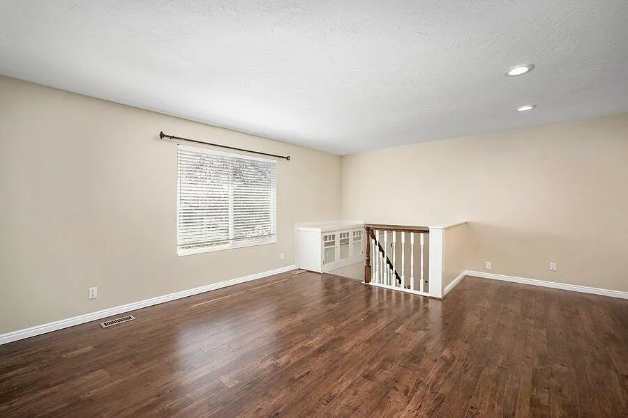 4 bed, 2300 sqft, $2,300 — Photo 4