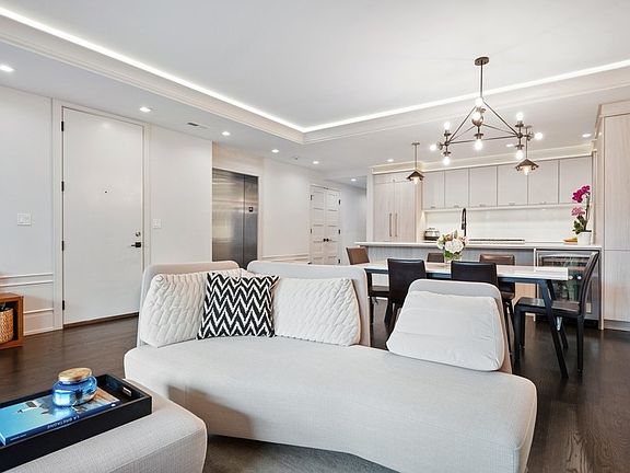 4th image of 1540 N North Park Ave #4N