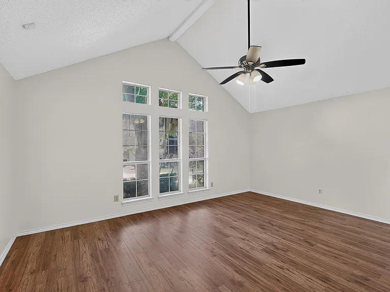 1426 Mapleview Dr — Photo 16