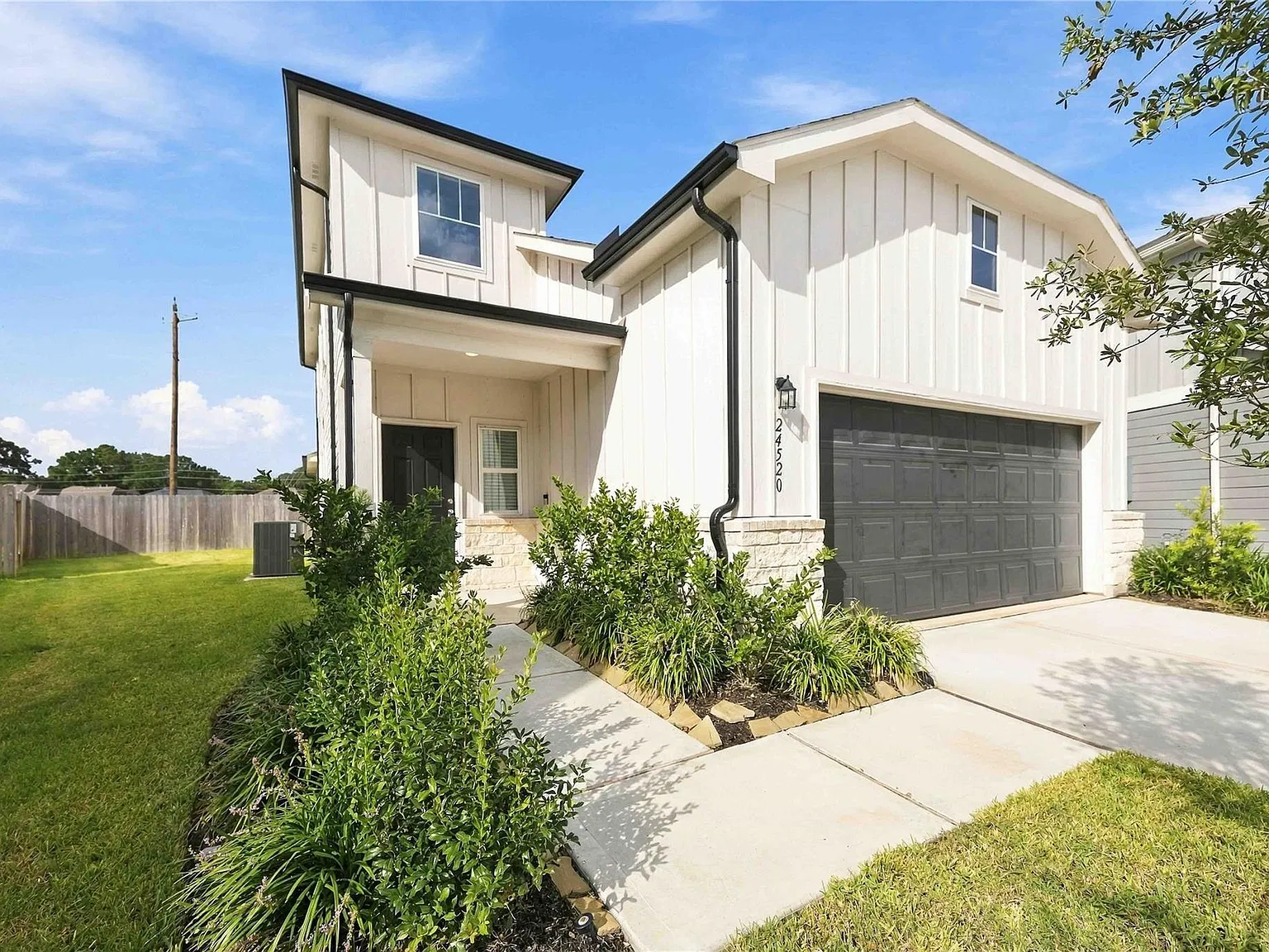 4 bed, 2.5 bath, 2218 sqft, $2,199 — Photo 2