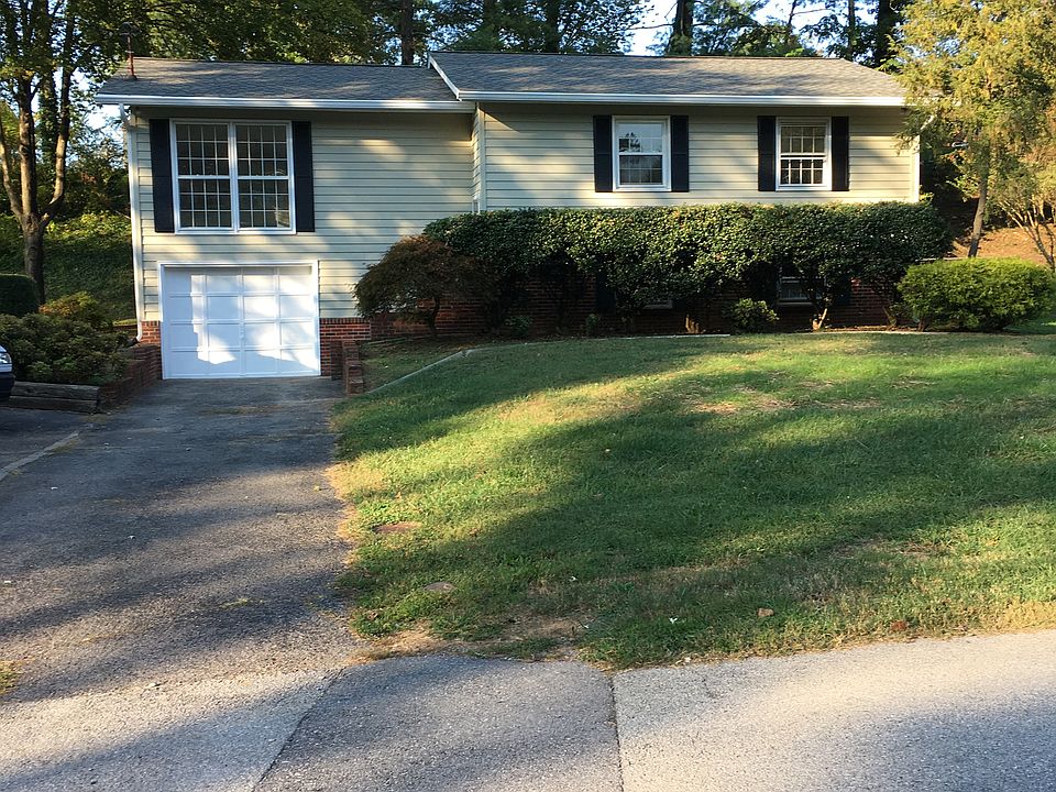 1st image of 403 Laurel St