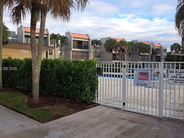 230 Lakeview Dr #310 — Photo 26