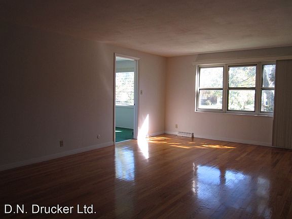 4th image of 1701 Meadowbrook Dr APT 4