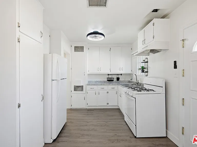 11761 Hart St #6 — Photo 7