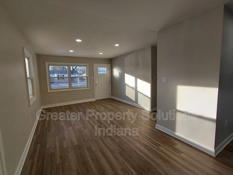3445 163rd St — Photo 4