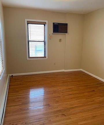 3rd image of 1020 Longfellow Ave
