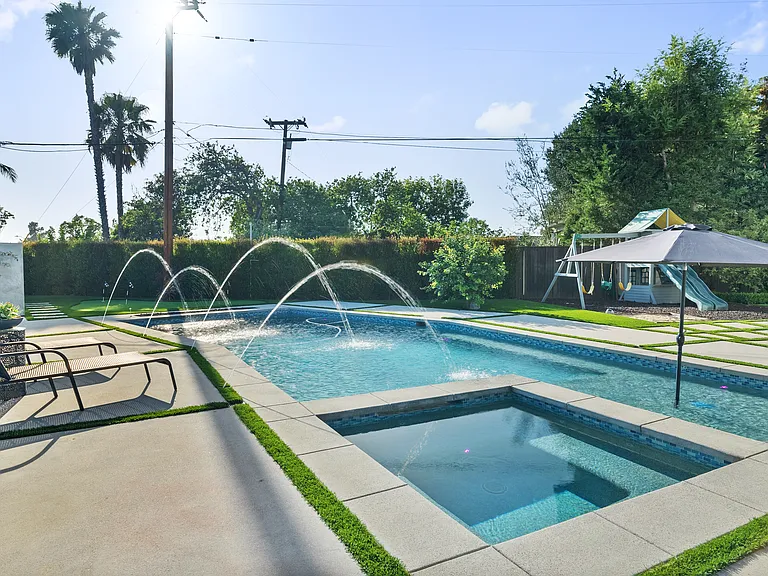 11951 Gladstone Dr — Photo 3