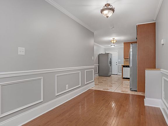 3rd image of 104 S Carrollton Ave