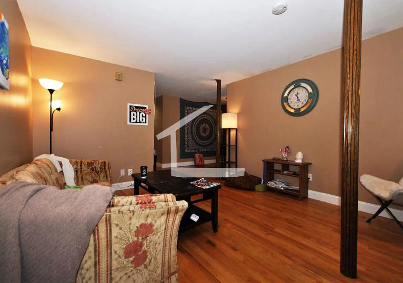 Nicely renovated, huge 3 bed near the Green Line in a prime location! — Photo 4