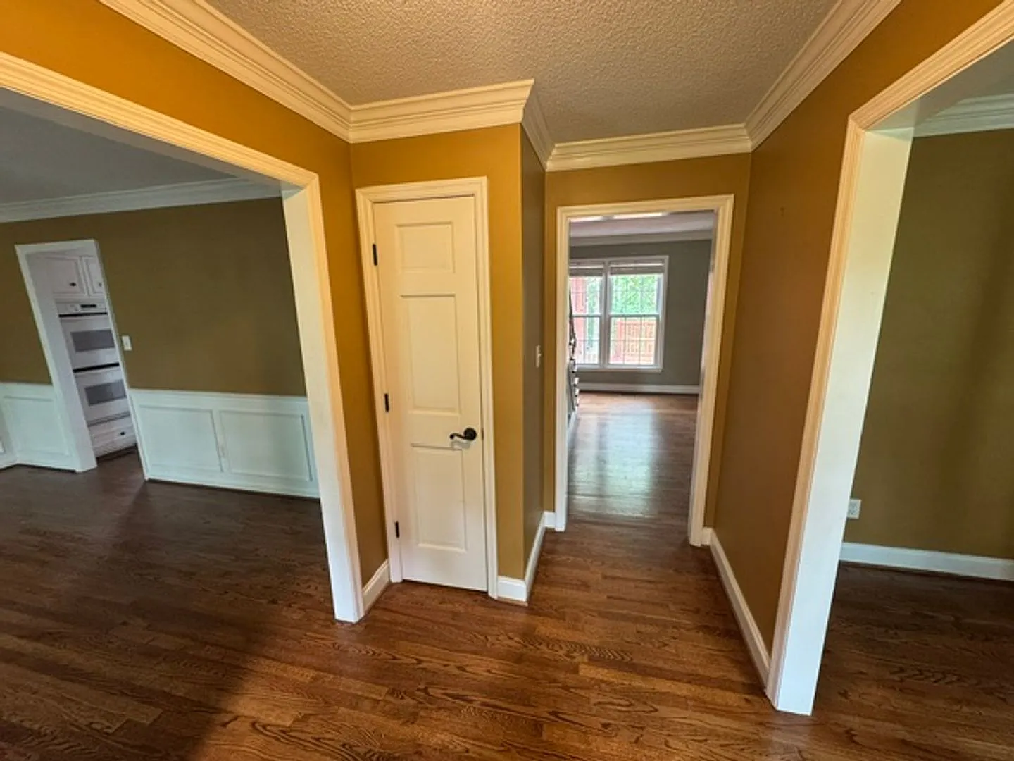 Available Now ! In Cambridge Neighborhood — Photo 2