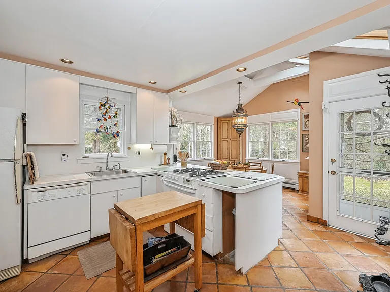37 Indian Rd — Photo 13