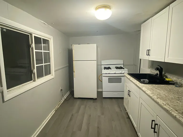 430 W 4th St #4 — Photo 4