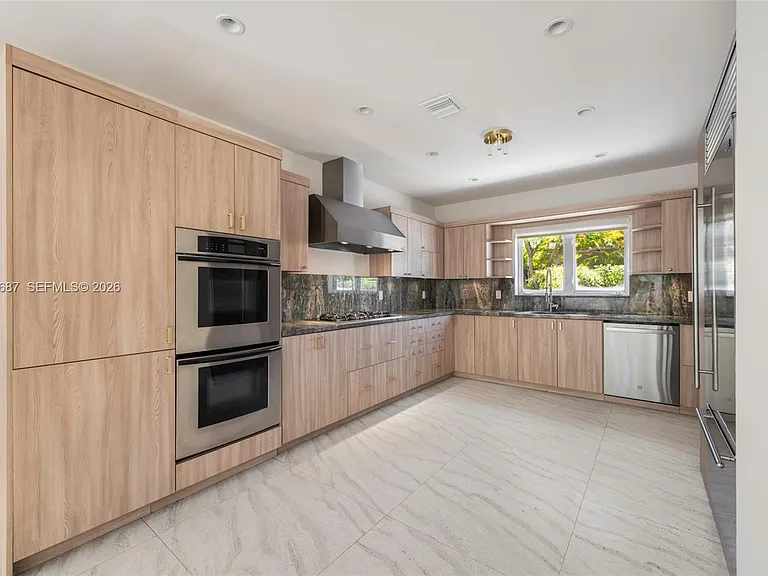 2850 Sheridan Ave — Photo 13