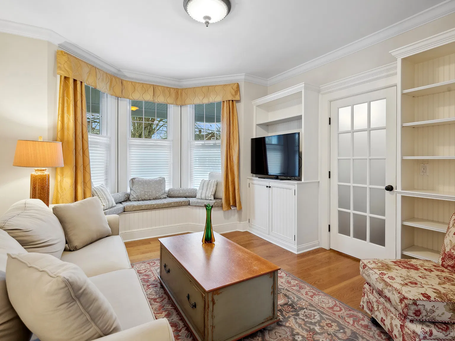 Southampton Village Traditional apartment available First floor — Photo 3