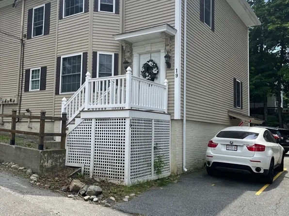 19 Oak Ct APT 3, Clinton, MA 01510