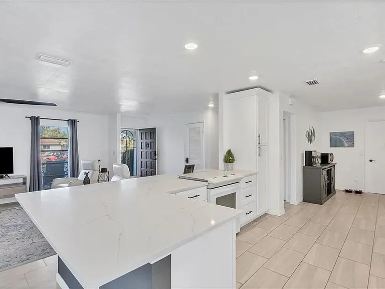 2410 Cass St — Photo 8