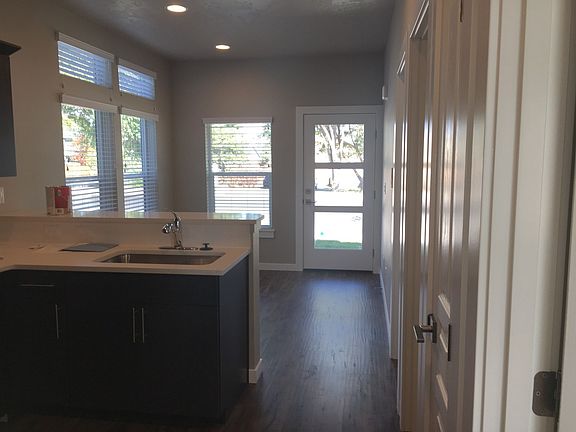 4th image of 1575 NE Rumgay Ln #1