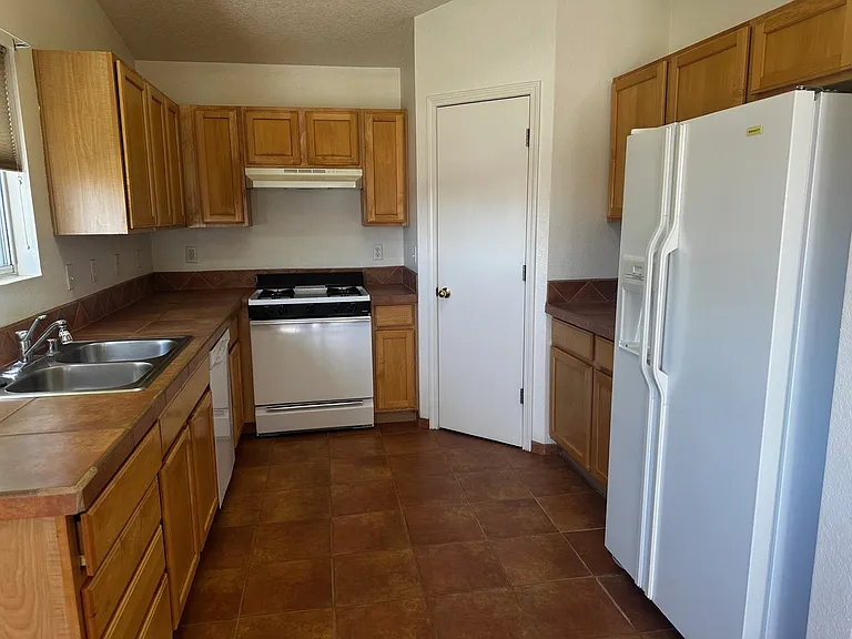 504 Leeward Dr NW — Photo 5