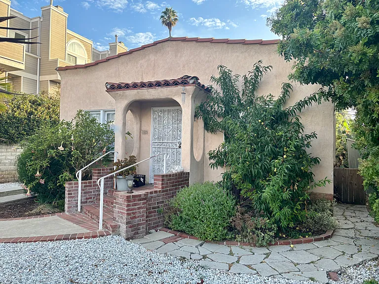 1930 S Barrington Ave — Photo 5