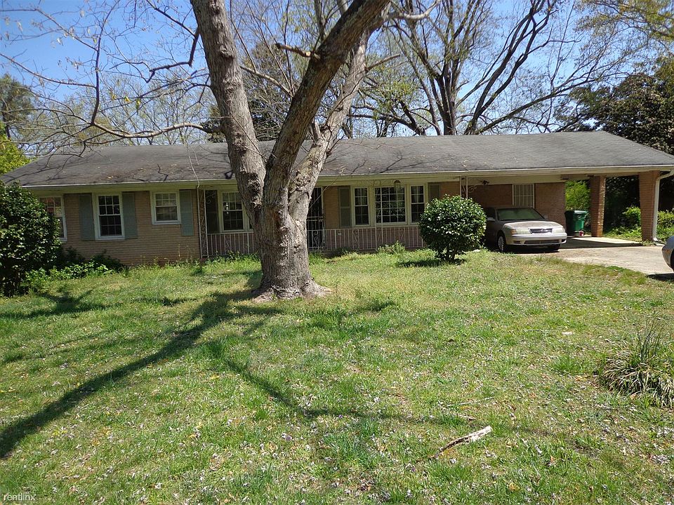 FRONT of house by  "realtygurusatl"