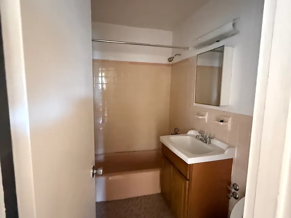 2875 Bainbridge Ave #1
