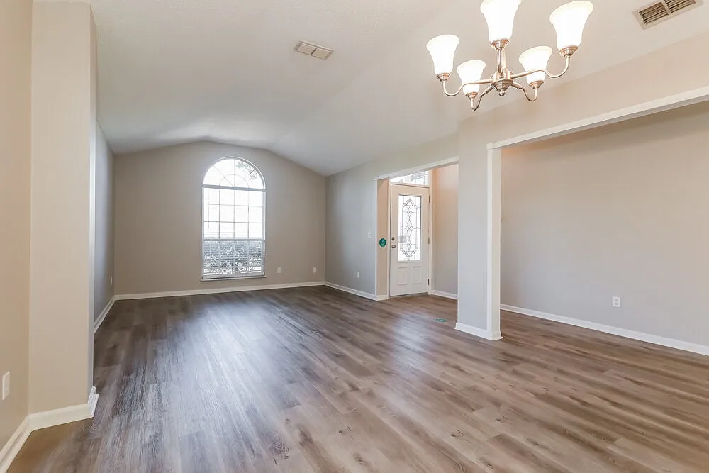 4 bed, 2.0 bath, 1820 sqft, $3,040 — Photo 4