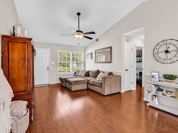 3rd image of 2947 Temperance Dr.