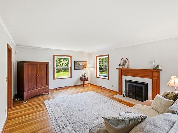 4th image of 751 Garrett Dr