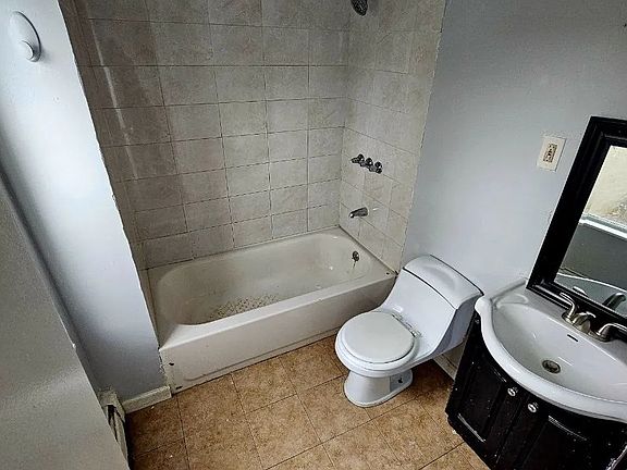 4th image of 112 W Parmenter St #B