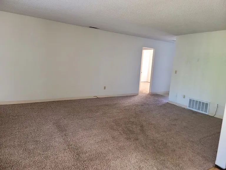 1031 Fallbrook Dr — Photo 6