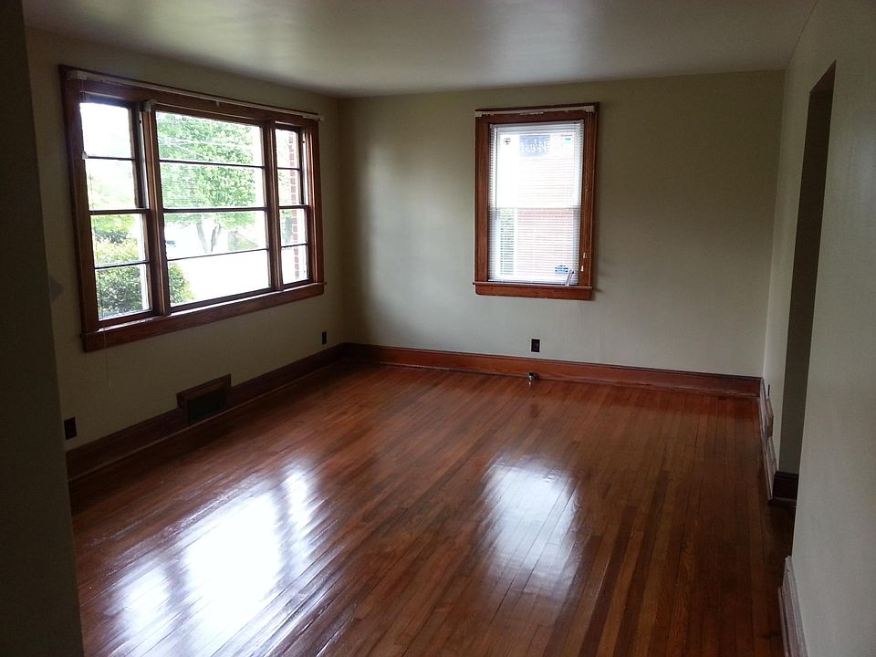 2nd image of 906 Myrtle Rd