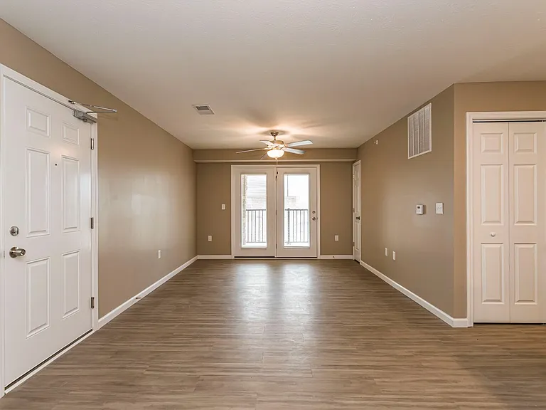 Greenbrier Apartments — Photo 43