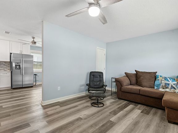 5th image of 914 Jasmine St