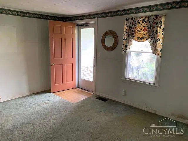 4 bed, 2200 sqft, $2,500 — Photo 4
