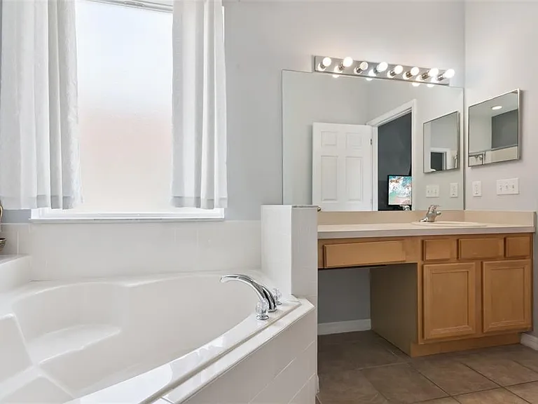 143 Cordova Ave — Photo 32