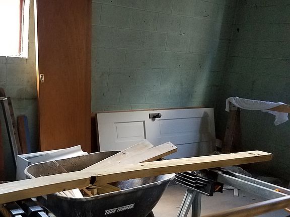 Heated garage w/work area
