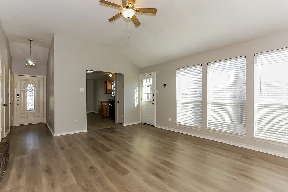 3 bed, 2.0 bath, 1420 sqft, $2,125 — Photo 3